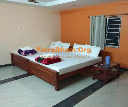 Geetan Residence Thirunallar Room