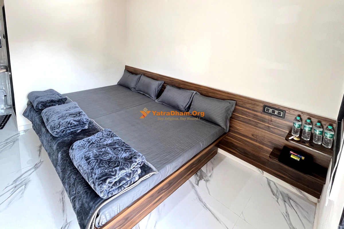 Saptashrungi Matoshree Guest House 4 Bed Room View