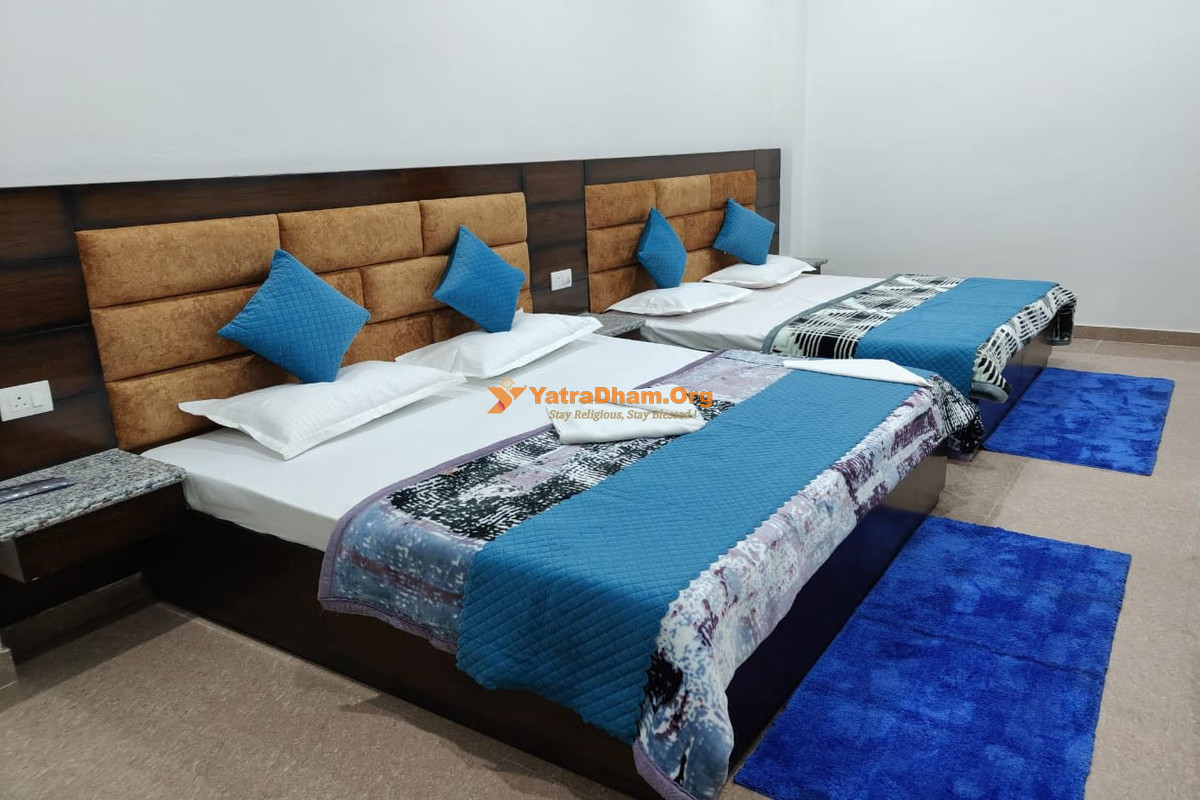 Akshita Home Stay Uttarakashi Room View