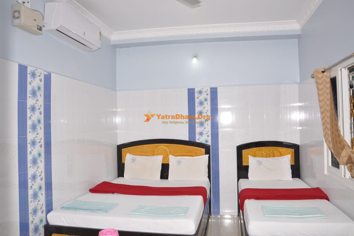 Rameshwaram Hotel Senthil Murugan 3 Bed Room View