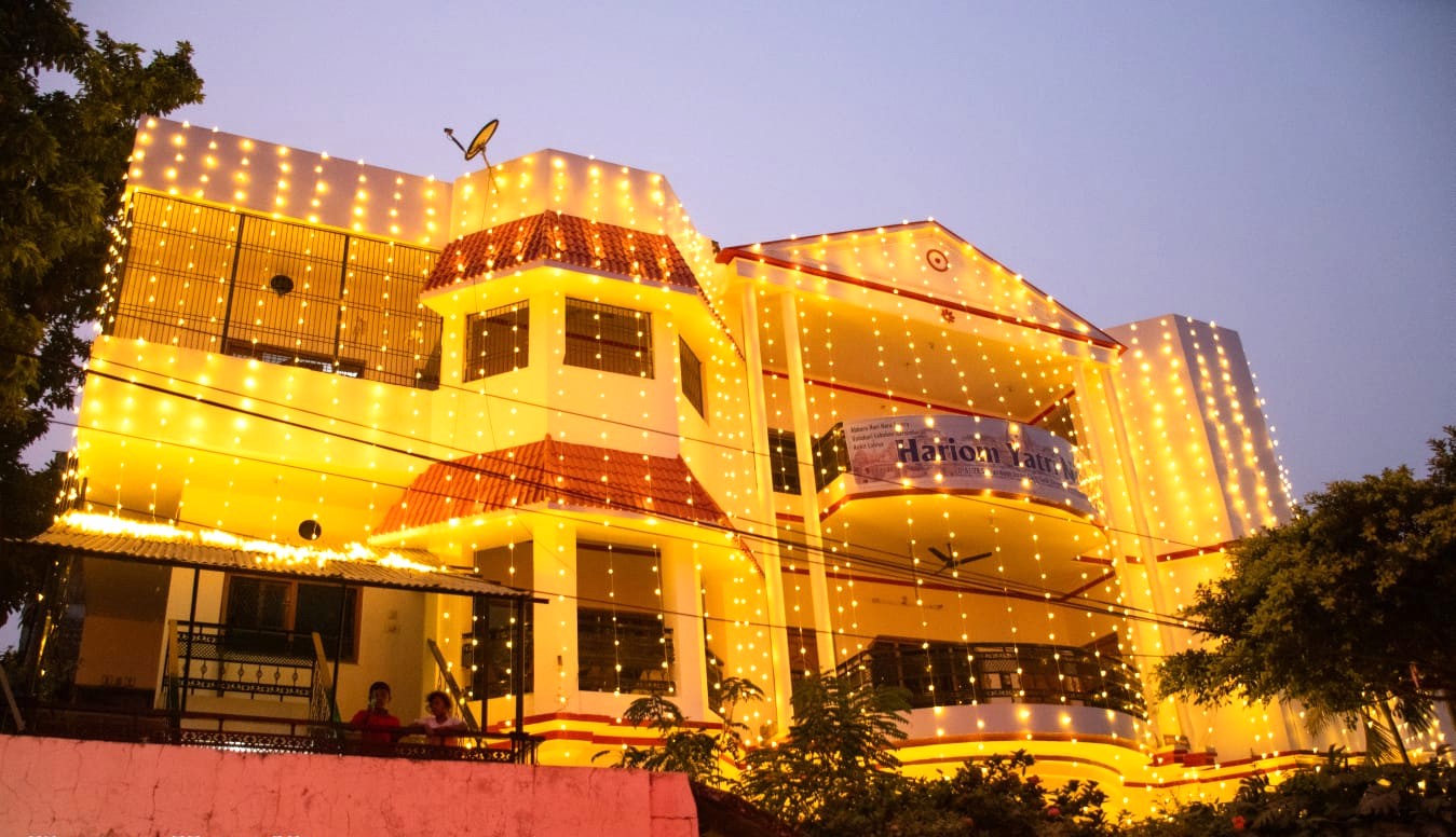 Hari Om Yatri Niwas Varanasi Building