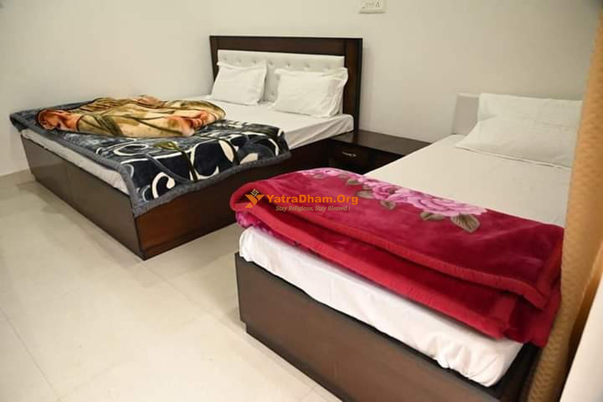 Akshita Home Stay Uttarakashi Room View