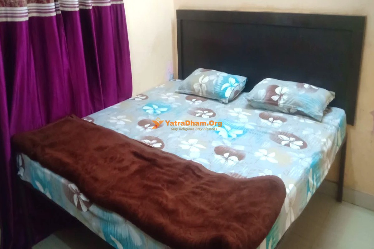 Suman Niwas Lucknow Room