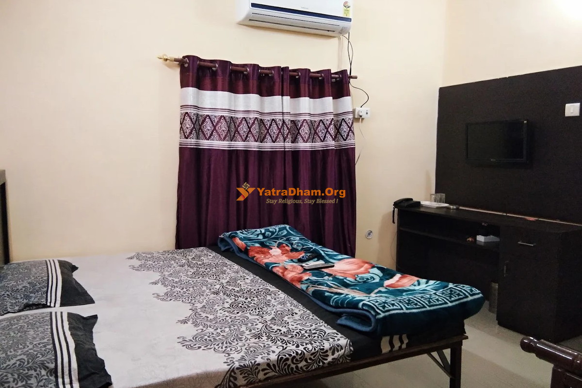 Suman Niwas Lucknow Room