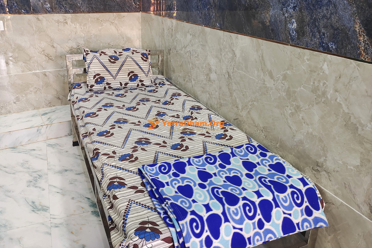 Saptashrungi Hotel Shiv Gorakh Singel  Bed Room View