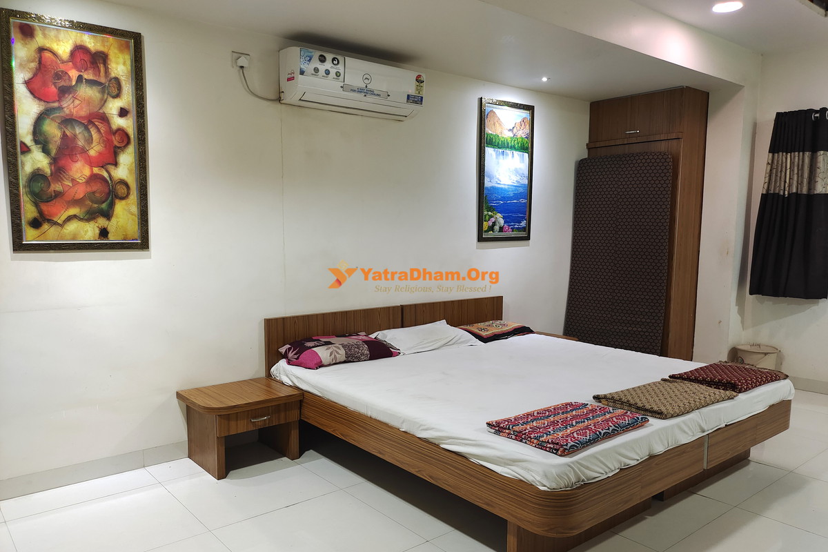 Shri Chintamani Yatri Niwas Theur 2 Bed Room