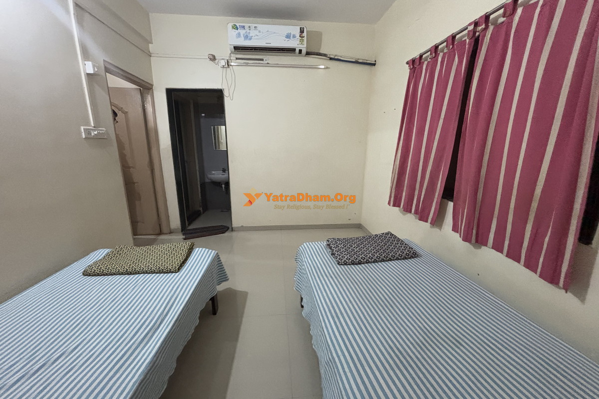 Bahubali Brahmcharyashram Digamber Jain Dharamshala Kumbhojgiri Room