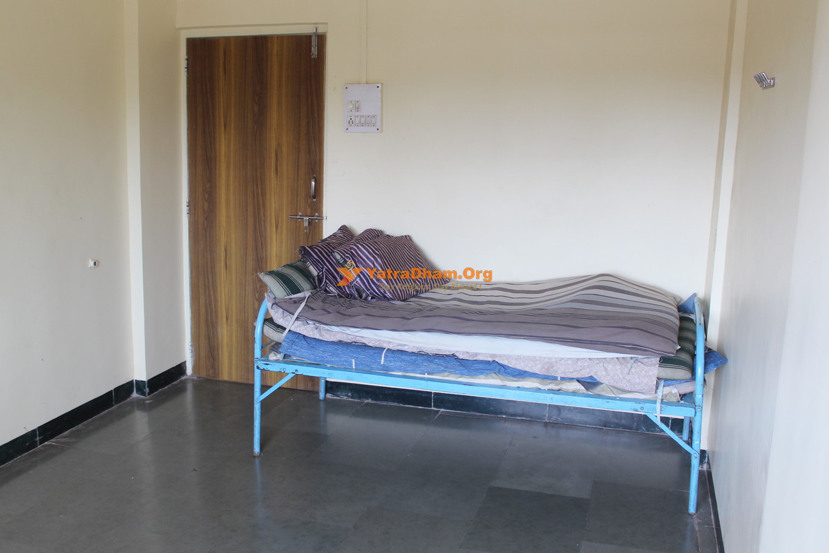 Mumbai Maratha Fruitwala Dharamshala (old Building) Room Alandi