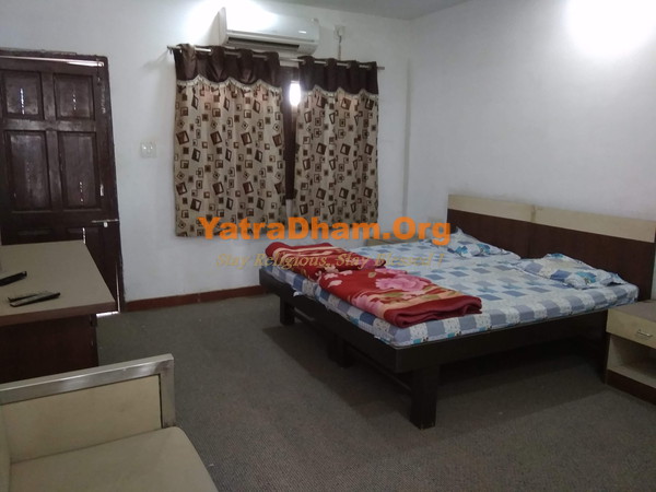 Popat Vasa Yatrik Bhavan Becharaji Double Bed Room