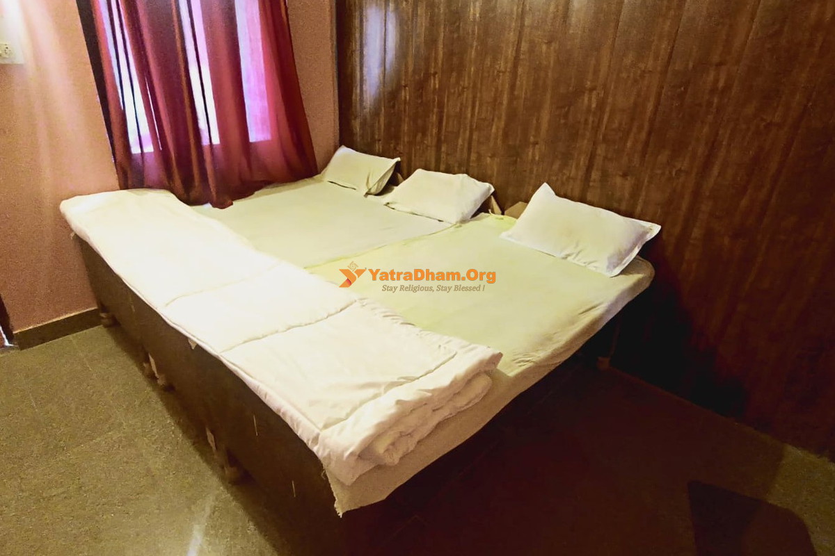 New Krishna Lodge Phata Kedarnath 3 Bed Non AC Normal Room View