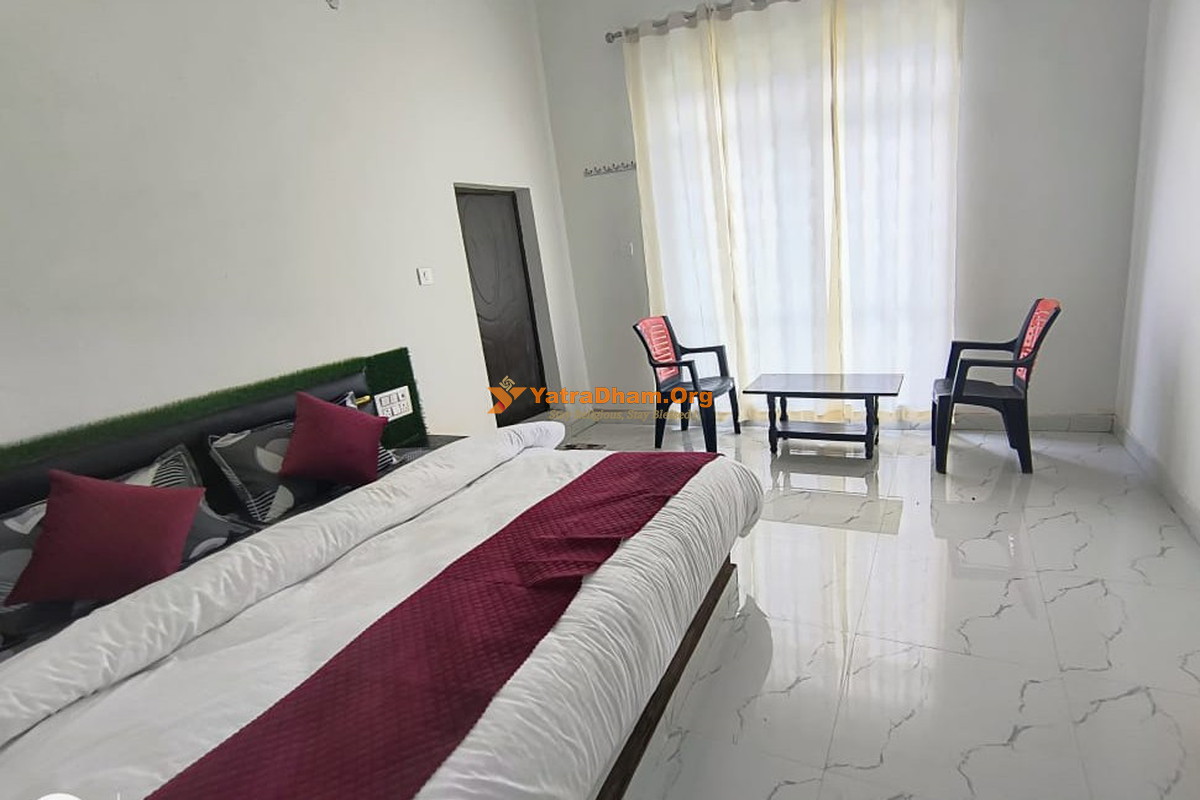 New Krishna Lodge Phata Kedarnath 2 Bed Non AC Queen Room View