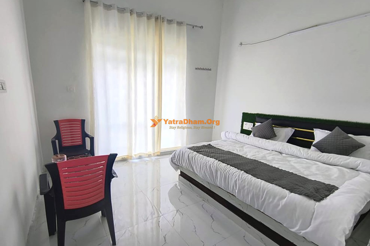New Krishna Lodge Phata Kedarnath 2 Bed Non AC Queen Room View